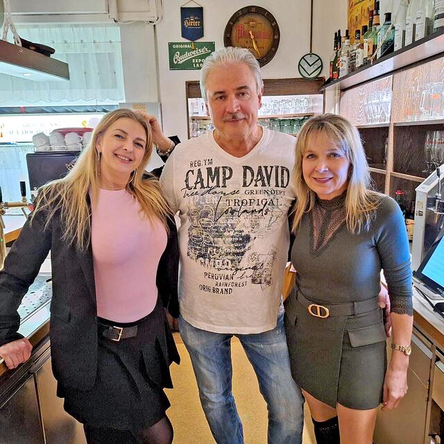 Gabriele Endl (rechts), mit ihrem Ehemann und der Kellnerin Miri (links)  | Foto: Michael Ellenbogen