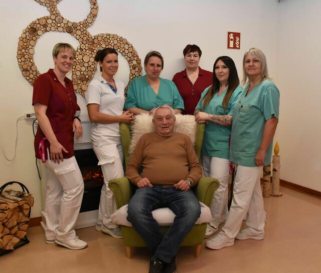 Helmut Gundacker (vorne) mit Tamara Auer, Irene Steinböck, Michaela Würcher, Olena Yudina, Nicole Dollansky und Edith Franz (v.l.) | Foto: PBZ Waidhofen/Thaya