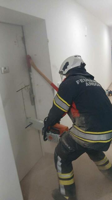 In Abstimmung mit der Polizei wurde der schnellste Weg gewählt, um durch die versperrte Tür zu gelangen. So wurde mit der Rettungssäge die Tür aufgeschnitten. | Foto: FF Andorf
