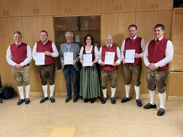 Obmann Christoph Kreiseder, Klaus Berg, Ehrenobmann Franz Ries, Kathrin Hofer, Ehrenmusiker Georg Schwarz, Thomas Kainz und Kapellmeister Kajetan Pötzelsberger. | Foto: TMK Kirchberg bei Mattighofen