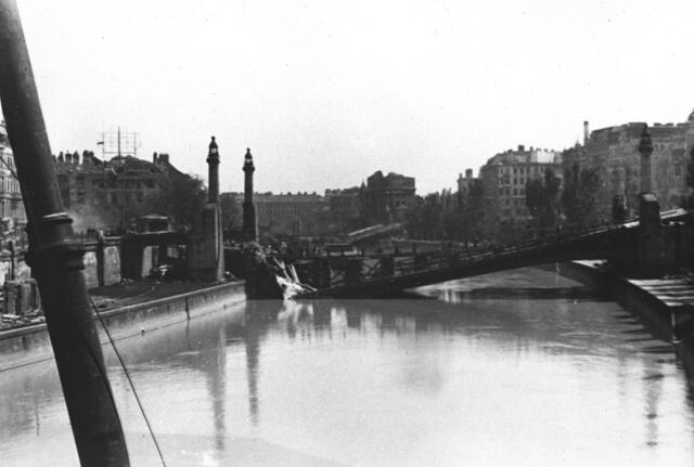 Vor allem zahlreiche Verbindungen in die Leopoldstadt wurden zerstört. Beispielsweise die Aspernbrücke. | Foto: AP1945 / AP / picturedesk.com