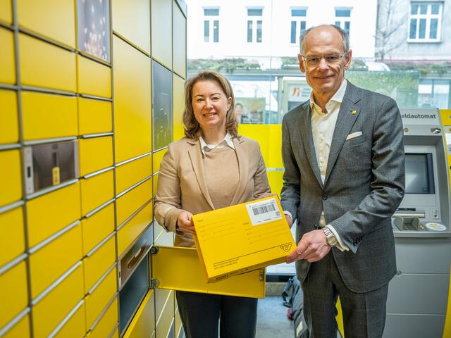 Bezirksvorsteherin Silvia Janković (SPÖ) und Generaldirektor der Post, Walter Oblin, waren bei der Eröffnung der neuen Selbstbedienungsfiliale in der Reinprechtsdorfer Straße anwesend. | Foto: Valentina Marinelic/MeinBezirk