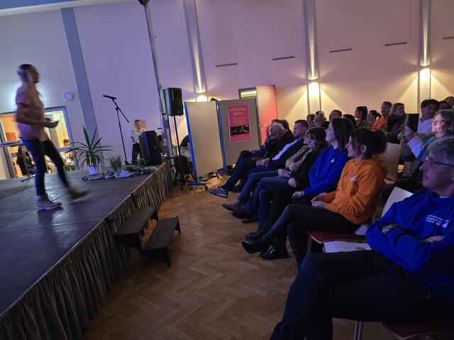Das Publikum in Eisenerz erlebte eine Premiere und wortgewaltige Vorträge. | Foto: Wolfgang Perndorfer