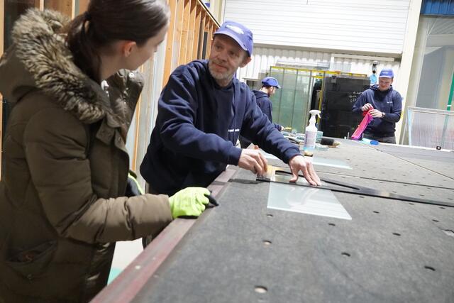 Lehrlingsausbildner Franz Mungitsch erklärte den Besuchern und auch unserer MeinBezirk-Redakteurin, wie man Glas richtig schneidet. | Foto: Nicole Hettegger