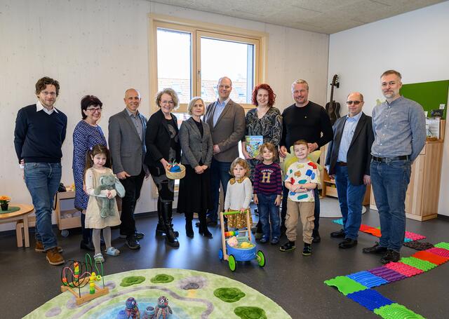 Amtsleiter Georg Braunschweig, Gemeinderätin Christa Eberl, KIG-Geschäftsführer Hannes Zimmermann, Familien-Landesrätin Christiane Teschl-Hofmeister, Bereichsleiterin Bildung Stadt Krems Doris Denk, Stadtrat Martin Zöhrer, stellvertretende Kindergartenleiterin Raffaela Fasching, Bürgermeister Peter Molnar, Baumeister Wolfgang Schober, Architekt Martin Wagensonner | Foto: NLK Burchhart
