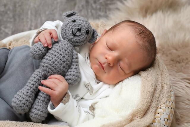 Name: Max Leano
Geburtsdatum: 01.02.2025
Gewicht: 3.485 g
Größe: 52 cm
Eltern: Laura Wilfinger und Philipp Schweighofer aus Flattendorf | Foto: FotoStudio Semler