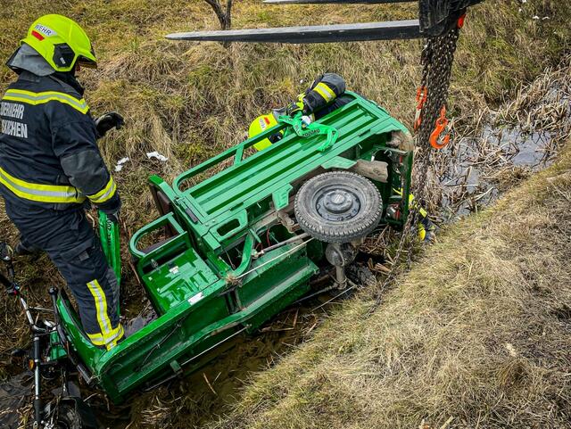 Der Lenker des E-Lastendreirads wurde unbestimmten Grades verletzt und ins Spital gebracht. | Foto: FF Mooskirchen