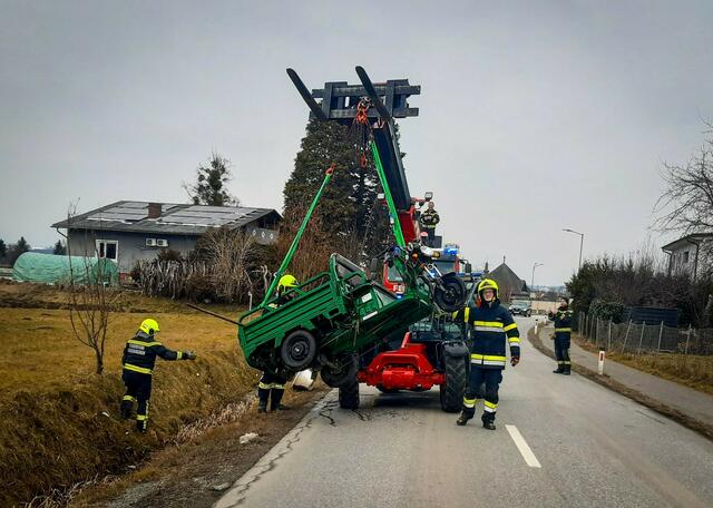 Mit vereinten Kräften wurde das E-Lastendreirad aus dem Graben gehoben. | Foto: FF Mooskirchen