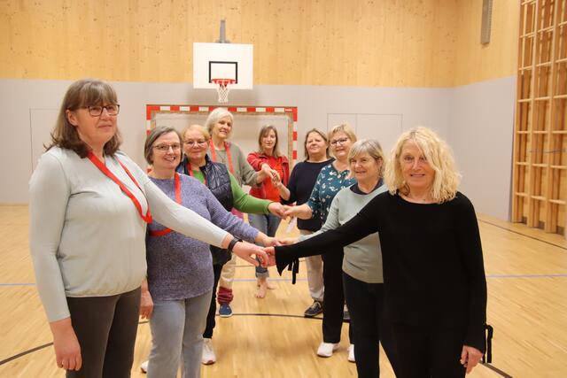 Kurs in Neuberg: "Tanzen ab der Lebensmitte" mit Monika Plocek (hinten Mitte) schult den Körper, das Gehirn und das Gedächtnis. | Foto: Martin Wurglits