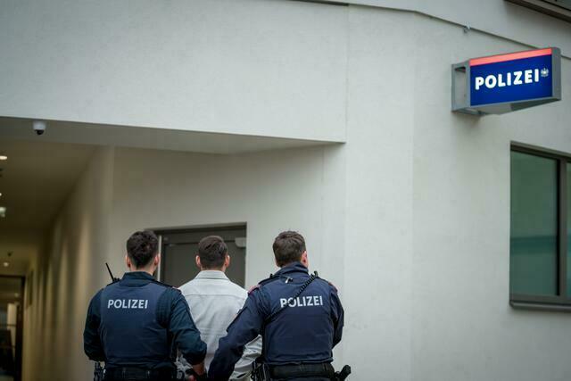 Beim Eintreffen der Einsatzkräfte versuchte der Tatverdächtige zu flüchten, konnte jedoch nach kurzer Verfolgung festgenommen werden (Symbolfoto) | Foto: Bernhard Knaus