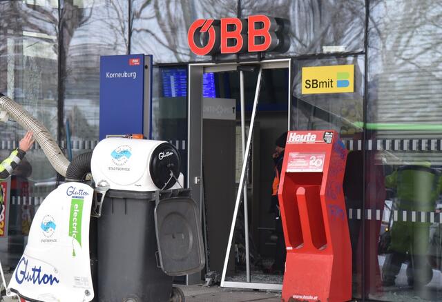 Laut ersten Informationen soll der Wartebereich des Bahnhofs Korneuburg durch die Explosion stark beschädigt worden sein. | Foto: Thomas Lenger