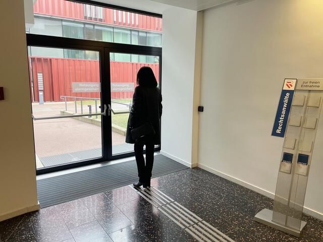 Die Angeklagte kurz vor Beginn des Prozesses im Landesgericht Eisenstadt. | Foto: Gernot Heigl