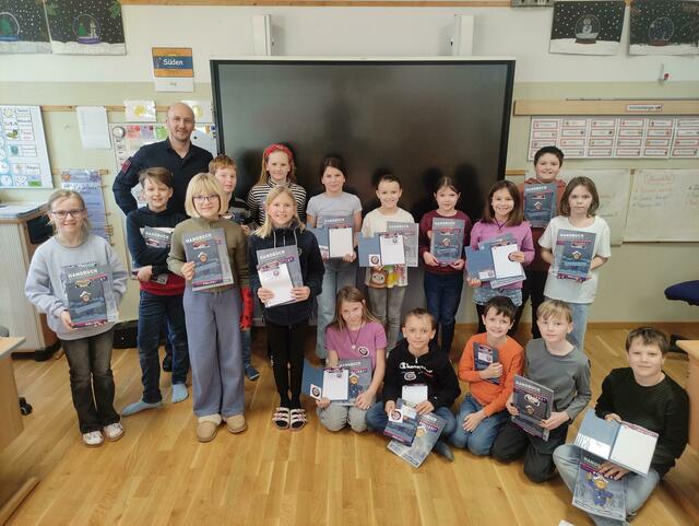 Beim Cyberkids-Workshop vermittelte Inspektor Patrick Pistotnik den Kindern, wie sie sich im Internet sicher bewegen können. | Foto: Privat