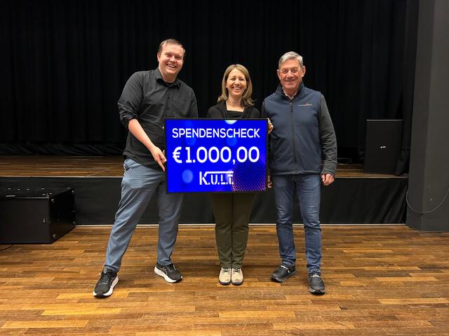 Von links: Andreas Scherndl (STH Steuertreuhand), Melanie Prothiva (Flachgauer Tafel) und Johann Schmidinger (Flachgauer Tafel). | Foto: Markus Rauchmann
