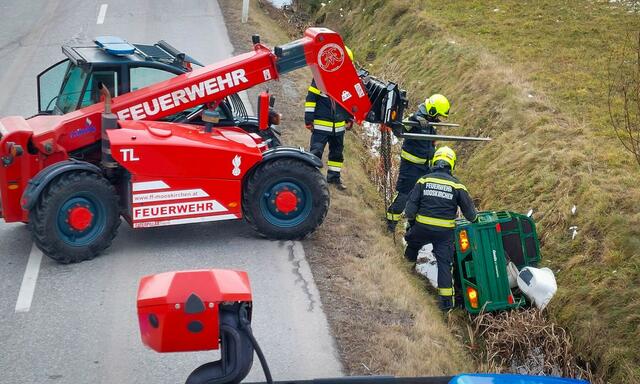 Der Teleskoplader rückte aus, um das Fahrzeug aus dem tiefen Straßengraben zu bergen. | Foto: FF Mooskirchen