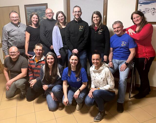 Robert Wenisch, Roland Kases, Manuela Schmutz, Marina Böhm und Ivonne Lukas (knieend) mit Rainer Winkelbauer, Birgit Höllrigl-Kases, Bgm. Roland Datler, Jasmin und Patrick Böhm, Jacqueline Talamas, Alfred Braunsteiner und Elisabeth Seidl-Kases (stehend, jeweils v.l.) | Foto: Theatergruppe Gastern