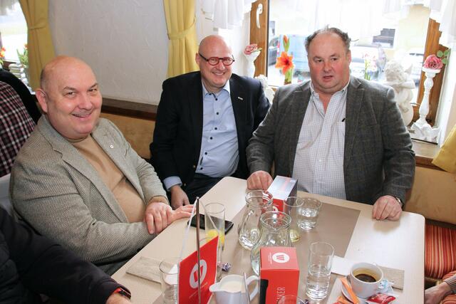 Ein gemeinsames Frühstück im Dreimäderlhaus: der frischgebackene 60er Horst Ehmann, WKO-Obmann Peter Sükar und Peter Konrad | Foto: Cescutti