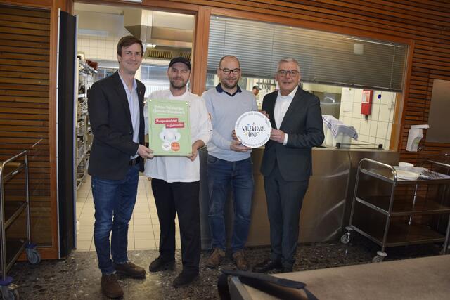 Im Seniorenwohnhaus von links: Vizebürgermeister Jan Hansel-Schierl, Küchenleiter Gottfried Murauer, Heim- und Pflegedienstleiter Herbert Herbst und Landesrat Josef Schwaiger. | Foto: Salzburger Agrar Marketing/Büro Schwaiger