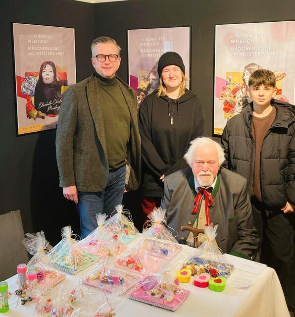 Der bekannteste unter den Dichtern war Adi Plos (sitzend), der von Helmut Linhart einen Preis bekam. | Foto: FOTO KOREN