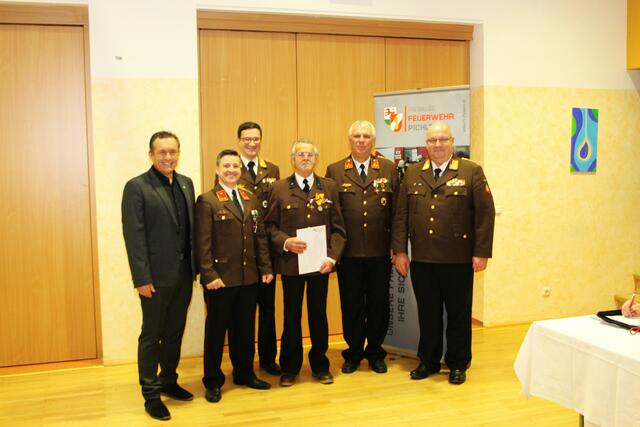 (v.l.n.r.) BGM Richard Kerbl, Kdt Stv Alexander Sturmberger, BR Thomas Passenbrunner, E-AW Leopold Gubitzer, Kdt Herold Flath, BFK Wolfgang Mayr
 
