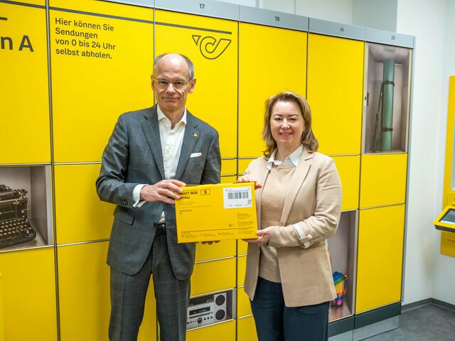Die Bezirkschefin nahm bei der Eröffnung das erste Paket in Empfang. | Foto: Valentina Marinelic/MeinBezirk