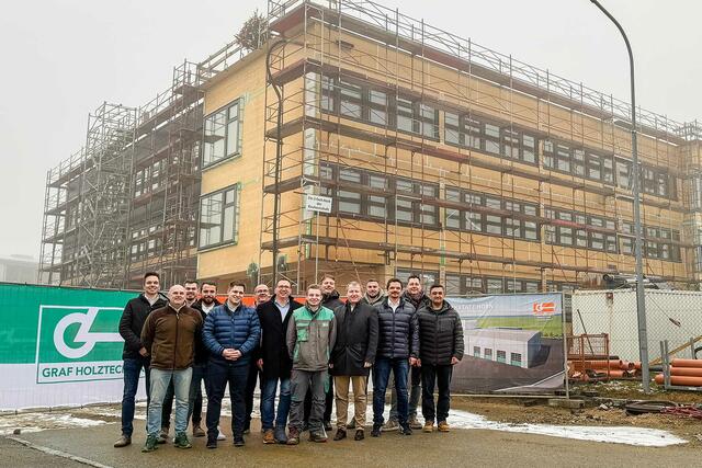 Georg Köck (Gruppenleiter Planung), Rainer Binder (Polier Energie + Telekom), Christof Winkler (Bauleiter Energie + Telekom), Christian Polt (Bauleiter Hochbau), Sascha Petermann (Leiter Integrale Projektabwicklung), Stefan Wagner (Polier Holztechnik), Peter Haas (COO Leyrer + Graf), Julian Grob (Zimmerer-Lehrling), Michael Neumüller (Bauleiter Leitungsbau), Stefan Graf (CEO Leyrer + Graf), Sebastian Frantes (Polier Hochbau), Andreas Müllner (Leiter Liegenschafts- und Gebäudemanagement), Thomas Gundinger (GU-Bauleiter Hochbau) und Abdullah Günes (Polier Hochbau) | Foto: Leyrer + Graf