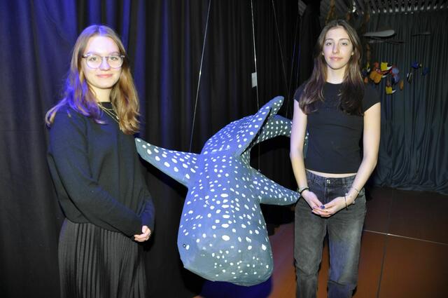 Laura Schaller und Allegra Scholler mit ihrem Modell eines Walhaies. | Foto: BG/BRG Perchtoldsdorf