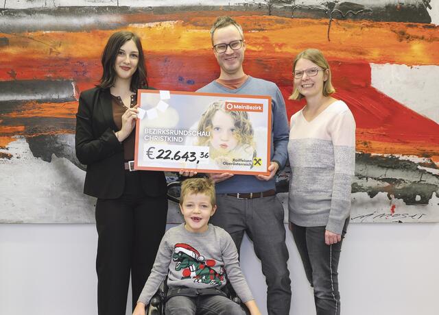 Bei der zweiten Spendenübergabe: MeinBezirk-Redakteurin Anna Kirschner (l.) mit dem kleinen Matheo und seinen Eltern Dominic Brandstätter und Astrid Humer. | Foto: Matthias Lauber