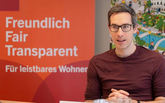 "Die Aufstockung um eine zweite Stelle war mir politisch ein großes Anliegen. Dadurch leistet die Stadt auch einen Beitrag, das angespannte Justizwesen zu entlasten", sagt Vize-Bürgermeister Kay-Michael Dankl, der Schrofner vonseiten der Stadt ein großes Danke für die langjährigen Dienste aussprach. | Foto: Stadt:Salzburg - Alexander Killer