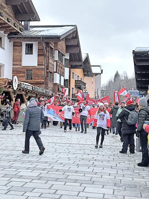 Der Filmpräsentation ging ein Fanmarsch vorher, der vom Zielgelände durch die Fanmeile bis zur Centerstage führte – mit dabei: Michaela Kirchgasser und Valentin Bontus. | Foto: Sarah Braun