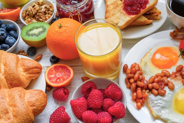 Nach einer Vorstellrunde stärkten sich die Unternehmerinnen und Unternehmer mit einem leckeren Frühstück. | Foto: PantherMedia/samael334.gmail.com