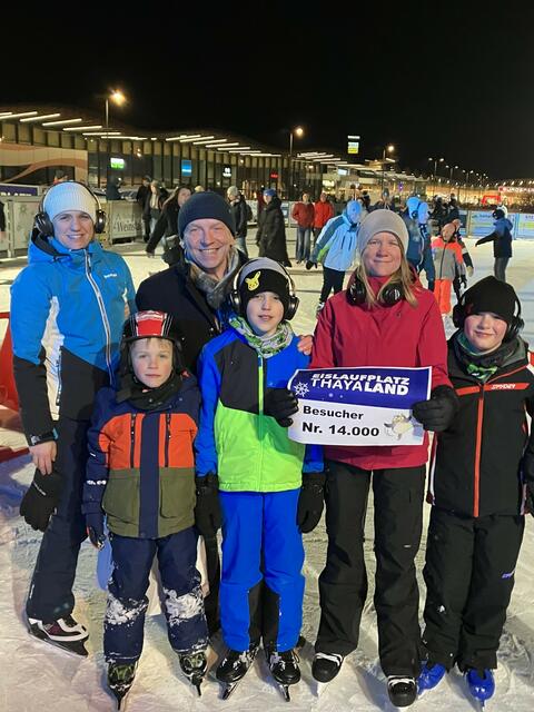 Verena Hofer war die 14.000ste Besucherin auf der neuen Kunsteisbahn beim EKZ Waidhofen. | Foto: Stadtgemeinde Waidhofen/Thaya