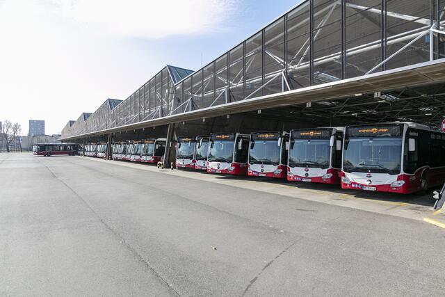 Am Donnerstag werden wegen Warnstreiks einige Busse in der Garage bleiben. (Symbolbild) | Foto: Manfred Helmer/Wiener Linien