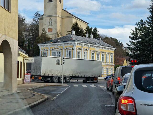 Ein Lkw-Fahrer musste kürzlich in der Breitenfurter Straße umständlich umdrehen. Der Grund: Dieser war zu hoch für die Torbögen, die über die Straße führen.  | Foto: Pro23
