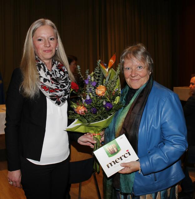 Für die bisherige Vizebürgermeisterin Margit Weikartschläger gab es von Bürgermeisterin Alexandra Weber einen großen Blumenstrauß. | Foto: Walter Kellner