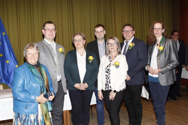 Margit Weikertschläger mit dem neuen Team der ÖVP Heidenreichstein. | Foto: Walter Kellner