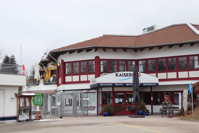 Zwei Themen beschäftigen Ellmau zum Thema Kaiserbad: einerseits läuft die Suche nach einer neuen Geschäftsführung, andererseits sind die finanziellen Belastungen durch das Bad deutlich spürbar. | Foto: Nimpf