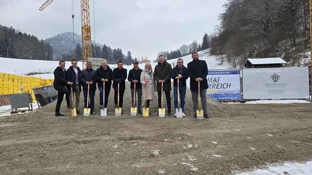 Von links: Stefan Pac, Matthias Eberhardt (beide Heimat Österreich), Josef Rettenwander (Geschäftsführender Gesellschafter RHZ Bau GmbH), Stephan Gröger, Landesrat Martin Zauner, Alexander Schulter (Bauverwaltung Hof bei Salzburg), Daniela Rosenegger (Vizebürgermeisterin Gemeinde Hof bei Salzburg), Karl Berghammer (Geschäftsführer, Schloss Fuschl Betriebe GmbH), Fred Smits (General Manager Arabella Jagdhof Resort) und Andreas Pade (Managing Director Rosewood Schloss Fuschl) | Foto: Schloss Fuschl Betriebe