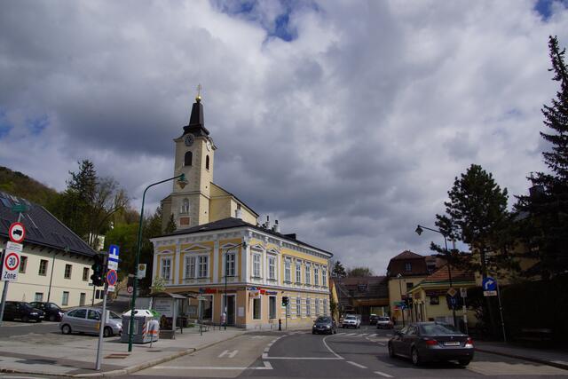 Durch die Breitenfurter Straße in Kalksburg wird von Niederösterreich nach Wien gependelt – oder umgekehrt. Das belastet die Bewohnerinnen und Bewohner.  | Foto: A. Fischer