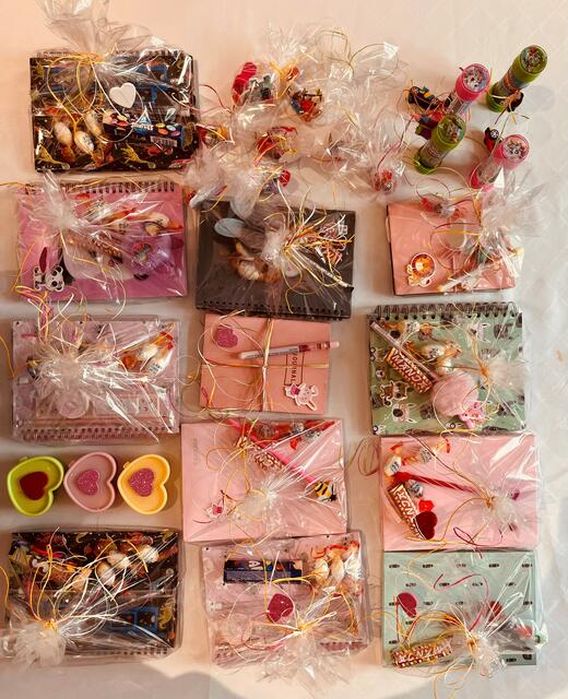 Neben Gutscheinen gab es köstliche süße Geschenke. | Foto: FOTO KOREN