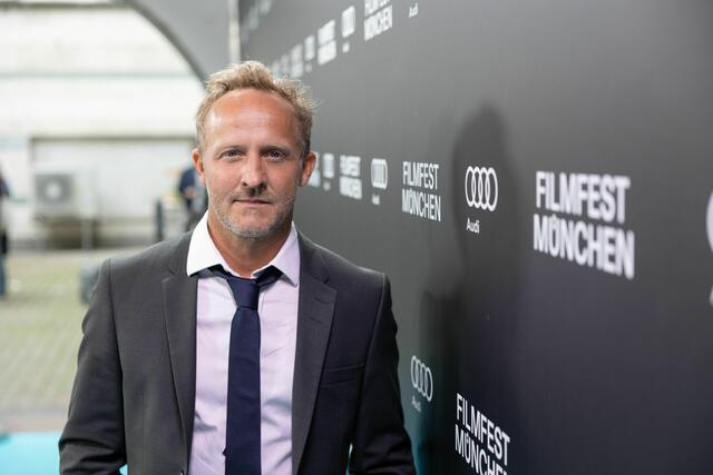 Maximilian Brückner wurde 1979 in München geboren, seinen Durchbruch feierte er vor 21 Jahren als Ecki in der Filmkomödie "Männer wie wir", auch wurde er einem breiten Fernsehpublikum in seiner Rolle als "Tatort"-Kommissar Franz Kappl bekannt.  | Foto: Alexander Pohl / SZ-Photo / picturedesk.com