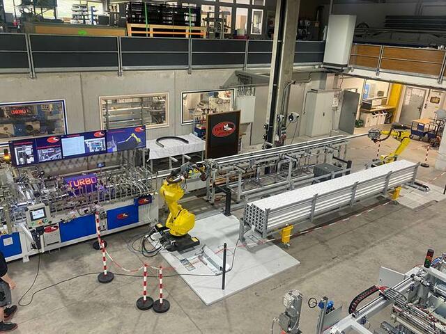 Als erste Firma weltweit stellte Fux das vollautomatische Beschicken von Kaschiermaschinen mithilfe von Robotertechnologie vor.  | Foto: Fux