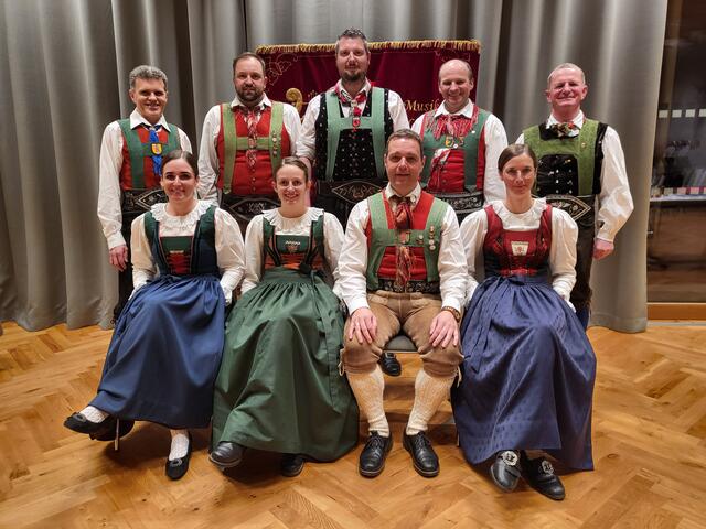 Hinten von links nach rechts: Bezirksjugendreferent Friedrich Blassnig, Bezirkskassier Roland Waldner, Bezirkskapellmeister Stellvertreter Simon Mair, Bezirksstabführer  Josef Tiefnig, Bezirksobmannstellvertreter Gerhard Steinlechner; vorne von links nach rechts: Bezirksschriftführerin Carina Tscharnig,  Bezirkskapellmeisterin Lisa Steiger, Bezirksobmann Johannes Nemmert, Bezirksjugendreferentstellvertreterin Eva Weiler. | Foto: Musikbezirk Lienzer Talboden