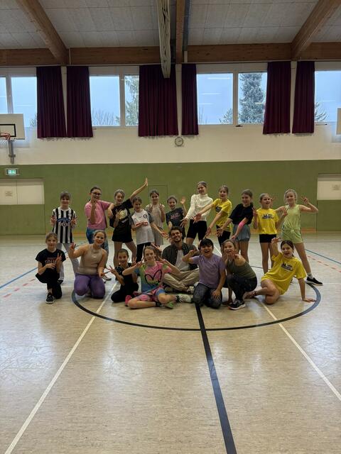 Profi Patrick Seebauer mit den Schülerinnen und Schülern der Mittelschule Stainz. | Foto: Homar