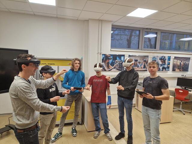Schüler der 3BHME der HTL-Wels tauchen mit Professor Andreas Lobner in die virtuelle Realität ein, um einen virtuellen Roboter zu steuern. | Foto: HTL-Wels