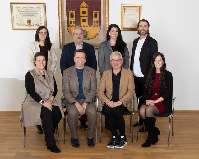 Das neue SPÖ Bruck-Team im Gemeinderat. Sitzend: Stephanie Kratochvil, Rainer Windholz, Gerhard Weil, Petra Haumer
Stehend: Claudia Csida, Erwin Schwaiger, Julia Huber, Martin Radl  | Foto: Stadtgem. Bruck/Leitha