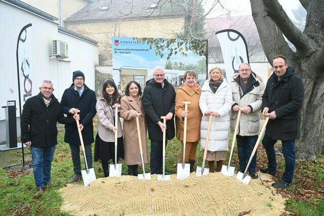 Der Spatenstich für das neue Gemeindezentrum in St. Georgen wurde gesetzt.  | Foto: Eisenstadt