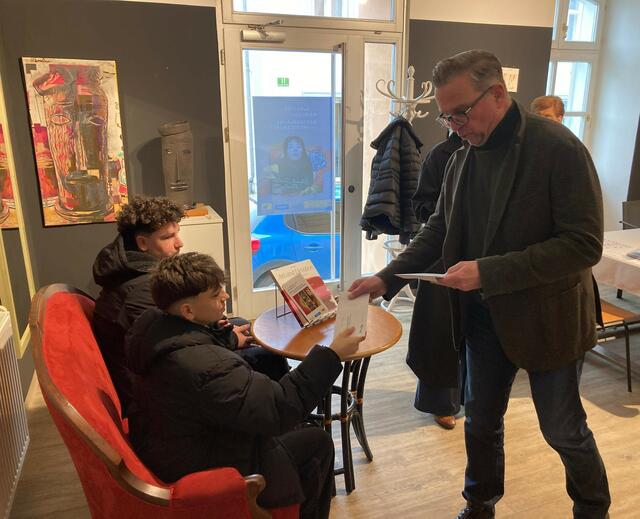 Bürgermeister Helmut Linhart übergab den Jugendlichen Gutscheine und Geschenke. | Foto: FOTO KOREN