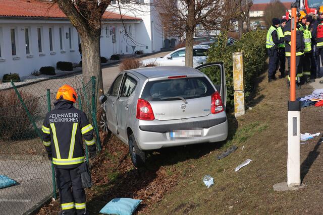 Nach einer Herzattacke verlor ein Lenker zwischen Buchkirchen und Marchtrenk die Kontrolle über sein Fahrzeug und landete an einem Baum. | Foto: laumat.at