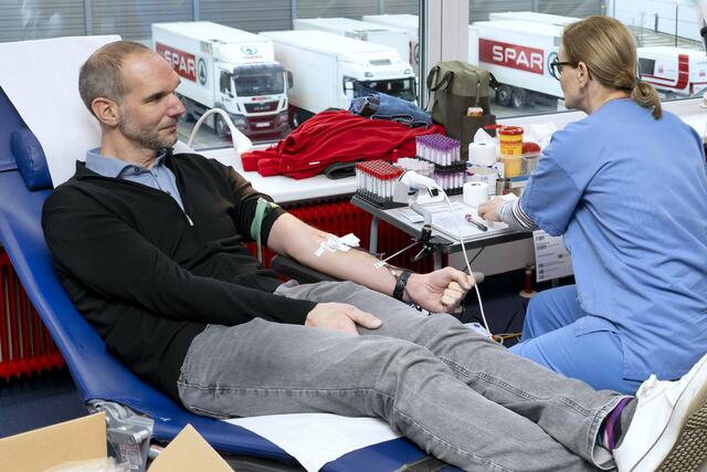 Ende Jänner kamen mehr als 370 Personen in die Spar-Zentrale Wörgl, um Blut zu spenden – einer davon war Spar-Prokurist Wolfgang Aigner. | Foto: Spar